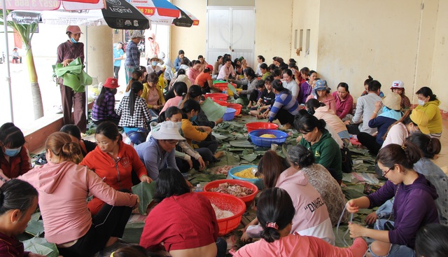 Phú Yên: Hơn 500 người dân gói bánh chưng tặng đồng bào vùng lũ - 1 Phú Yên: Hơn 500 người dân gói bánh chưng tặng đồng bào vùng lũ - 1