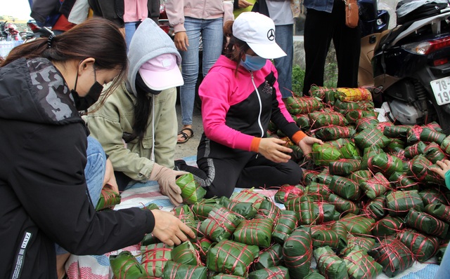 Phú Yên: Hơn 500 người dân gói bánh chưng tặng đồng bào vùng lũ - 9