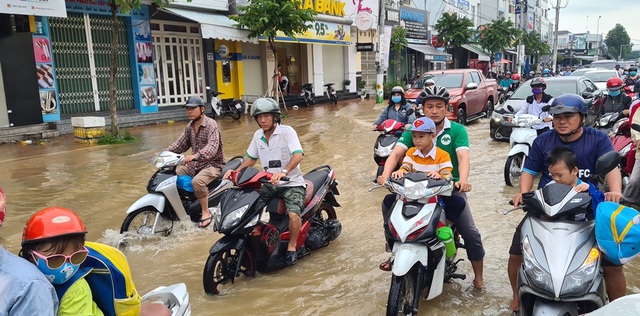 Can Tho Street is as huge as a river, the stream of vehicles is muddy - 2