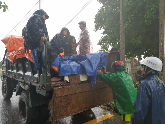 Nước dâng bất ngờ, người dân hối hả chạy lũ - 4 Nước dâng bất ngờ, người dân hối hả chạy lũ - 4