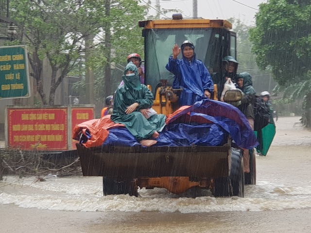 Nước dâng bất ngờ, người dân hối hả chạy lũ - 3 Nước dâng bất ngờ, người dân hối hả chạy lũ - 3