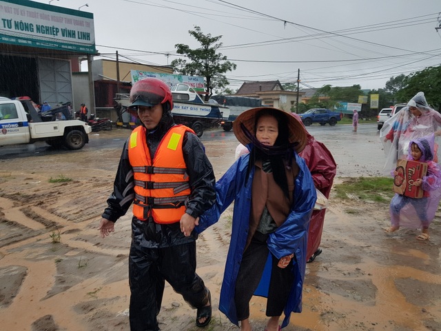 Nước dâng bất ngờ, người dân hối hả chạy lũ - 11 Nước dâng bất ngờ, người dân hối hả chạy lũ - 11