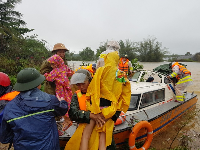 Nước dâng bất ngờ, người dân hối hả chạy lũ - 8 Nước dâng bất ngờ, người dân hối hả chạy lũ - 8