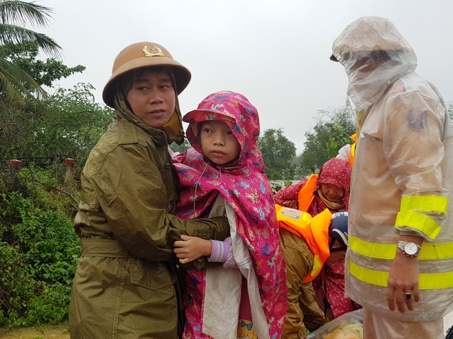 Nước dâng bất ngờ, người dân hối hả chạy lũ - 9 Nước dâng bất ngờ, người dân hối hả chạy lũ - 9
