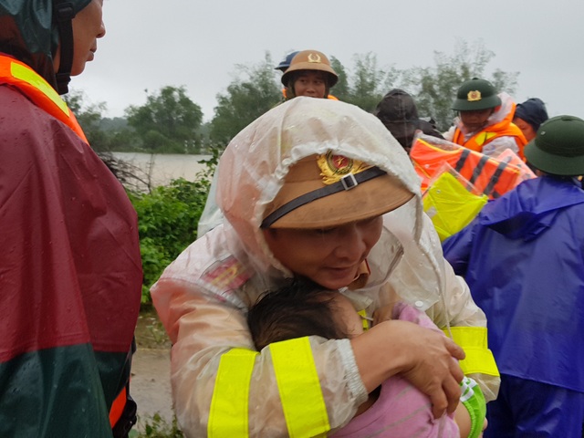 Nước dâng bất ngờ, người dân hối hả chạy lũ - 10 Nước dâng bất ngờ, người dân hối hả chạy lũ - 10