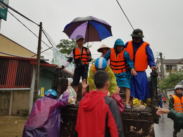 Nước dâng bất ngờ, người dân hối hả chạy lũ - 12 Nước dâng bất ngờ, người dân hối hả chạy lũ - 12