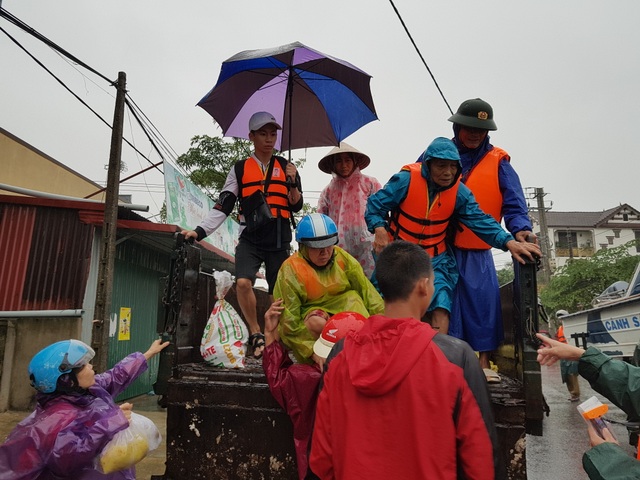 Nước dâng bất ngờ, người dân hối hả chạy lũ - 15 Nước dâng bất ngờ, người dân hối hả chạy lũ - 15