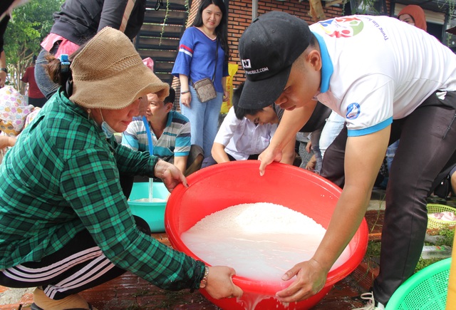 Phú Yên: Hơn 500 người dân gói bánh chưng tặng đồng bào vùng lũ - 2 Phú Yên: Hơn 500 người dân gói bánh chưng tặng đồng bào vùng lũ - 2