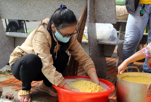 Phú Yên: Hơn 500 người dân gói bánh chưng tặng đồng bào vùng lũ - 3 Phú Yên: Hơn 500 người dân gói bánh chưng tặng đồng bào vùng lũ - 3