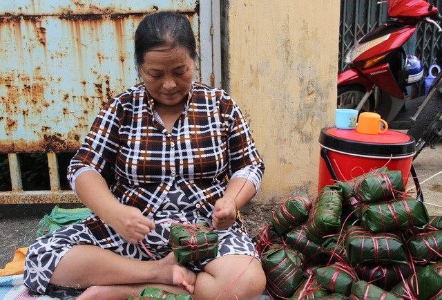 Phú Yên: Hơn 500 người dân gói bánh chưng tặng đồng bào vùng lũ - 7 Phú Yên: Hơn 500 người dân gói bánh chưng tặng đồng bào vùng lũ - 7