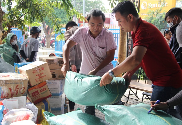 Phú Yên: Hơn 500 người dân gói bánh chưng tặng đồng bào vùng lũ - 12