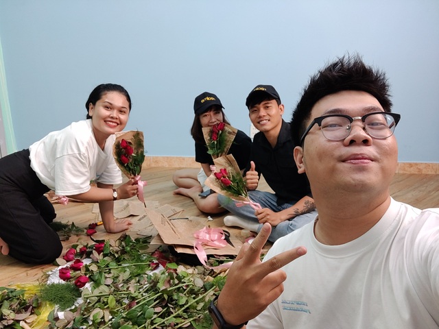Nụ cười rạng rỡ của những cô lao công khi được tặng hoa ngày 20/10 - 3 Nụ cười rạng rỡ của những cô lao công khi được tặng hoa ngày 20/10 - 3