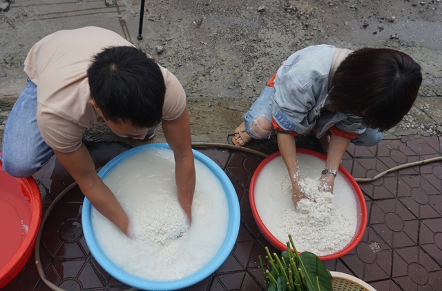 Người dân góp gạo thịt, xuyên đêm nấu bánh chưng cứu trợ đồng bào vùng lũ - 3 Người dân góp gạo thịt, xuyên đêm nấu bánh chưng cứu trợ đồng bào vùng lũ - 3