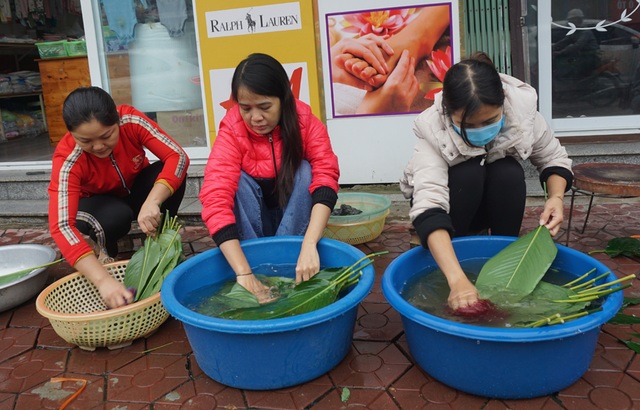 Người dân góp gạo thịt, xuyên đêm nấu bánh chưng cứu trợ đồng bào vùng lũ - 2 Người dân góp gạo thịt, xuyên đêm nấu bánh chưng cứu trợ đồng bào vùng lũ - 2
