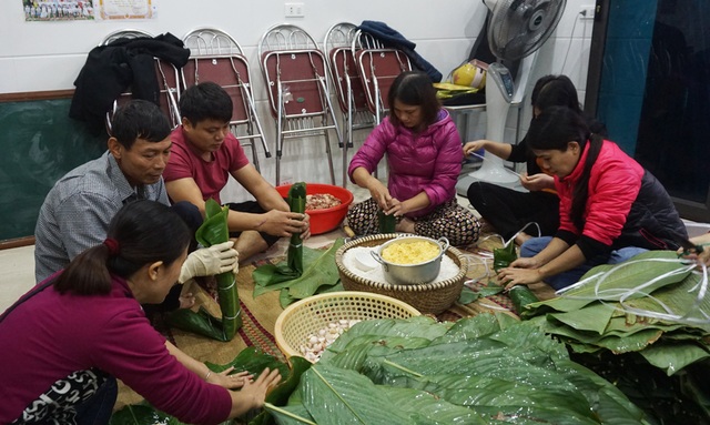 Người dân góp gạo thịt, xuyên đêm nấu bánh chưng cứu trợ đồng bào vùng lũ - 5 Người dân góp gạo thịt, xuyên đêm nấu bánh chưng cứu trợ đồng bào vùng lũ - 5