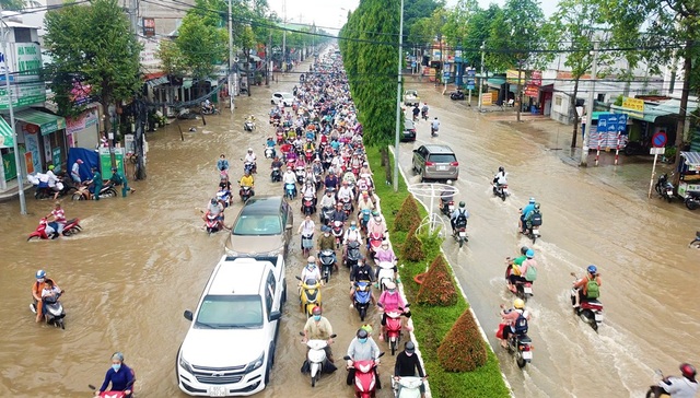 Can Tho street is as huge as a river, the stream of vehicles is muddy - 4