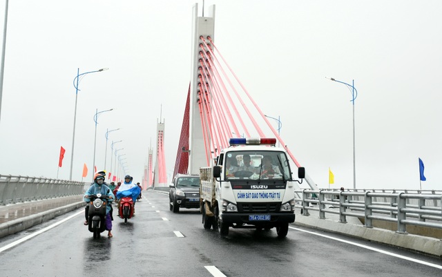Thông xe cầu nghìn tỷ nối đôi bờ Trà Khúc - 2 Thông xe cầu nghìn tỷ nối đôi bờ Trà Khúc - 2