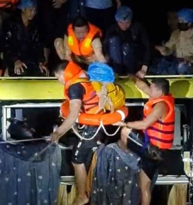 Thưởng “nóng” lực lượng giải cứu 20 người trên xe khách bị lũ cuốn - 1