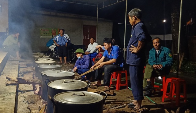 Người dân góp gạo thịt, xuyên đêm nấu bánh chưng cứu trợ đồng bào vùng lũ - 7 Người dân góp gạo thịt, xuyên đêm nấu bánh chưng cứu trợ đồng bào vùng lũ - 7