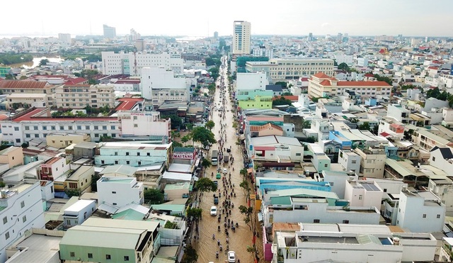 Can Tho Street is as huge as a river, the stream of vehicles is muddy - 5