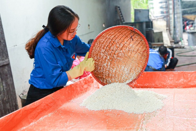 Gói 10.000 bánh chưng chay gửi vào miền Trung - 3 Gói 10.000 bánh chưng chay gửi vào miền Trung - 3