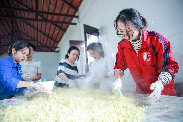 Gói 10.000 bánh chưng chay gửi vào miền Trung - 4 Gói 10.000 bánh chưng chay gửi vào miền Trung - 4
