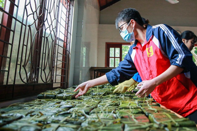 Gói 10.000 bánh chưng chay gửi vào miền Trung - 8 Gói 10.000 bánh chưng chay gửi vào miền Trung - 8