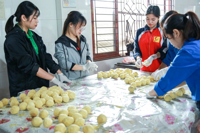 Gói 10.000 bánh chưng chay gửi vào miền Trung - 5 Gói 10.000 bánh chưng chay gửi vào miền Trung - 5