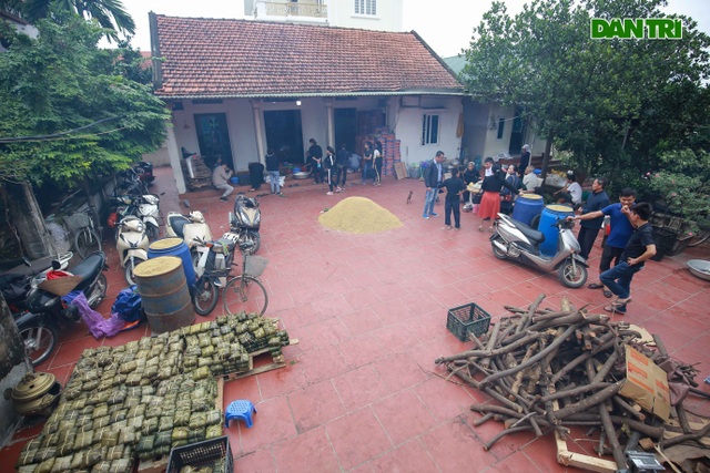 Người Hà Nội góp củi, gạo nấu hàng nghìn chiếc bánh chưng ủng hộ miền Trung - 1 Người Hà Nội góp củi, gạo nấu hàng nghìn chiếc bánh chưng ủng hộ miền Trung - 1