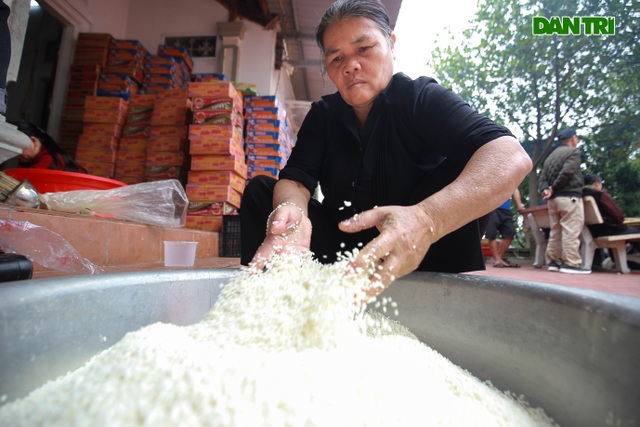 Người Hà Nội góp củi, gạo nấu hàng nghìn chiếc bánh chưng ủng hộ miền Trung - 2 Người Hà Nội góp củi, gạo nấu hàng nghìn chiếc bánh chưng ủng hộ miền Trung - 2