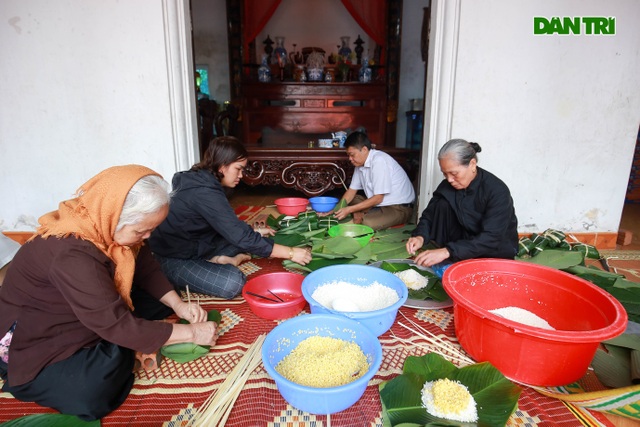 Người Hà Nội góp củi, gạo nấu hàng nghìn chiếc bánh chưng ủng hộ miền Trung - 3 Người Hà Nội góp củi, gạo nấu hàng nghìn chiếc bánh chưng ủng hộ miền Trung - 3