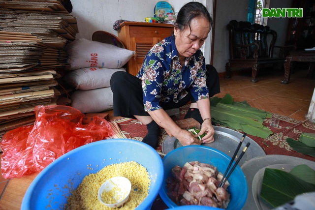 Người Hà Nội góp củi, gạo nấu hàng nghìn chiếc bánh chưng ủng hộ miền Trung - 4 Người Hà Nội góp củi, gạo nấu hàng nghìn chiếc bánh chưng ủng hộ miền Trung - 4