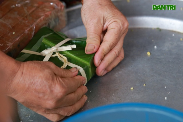 Người Hà Nội góp củi, gạo nấu hàng nghìn chiếc bánh chưng ủng hộ miền Trung - 6 Người Hà Nội góp củi, gạo nấu hàng nghìn chiếc bánh chưng ủng hộ miền Trung - 6