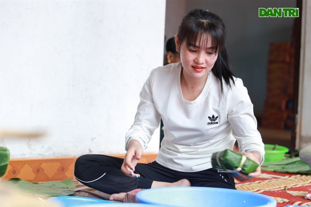 Người Hà Nội góp củi, gạo nấu hàng nghìn chiếc bánh chưng ủng hộ miền Trung - 7 Người Hà Nội góp củi, gạo nấu hàng nghìn chiếc bánh chưng ủng hộ miền Trung - 7