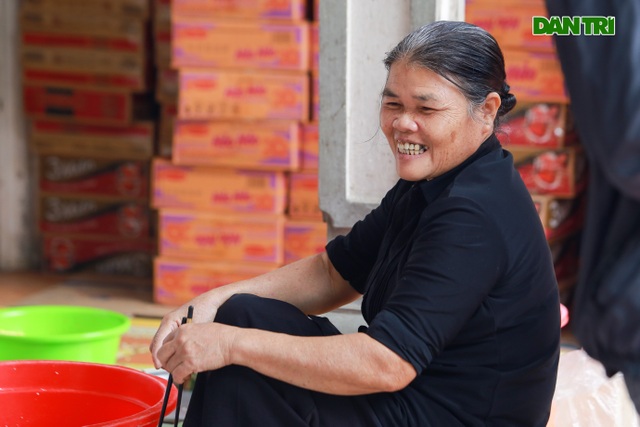 Người Hà Nội góp củi, gạo nấu hàng nghìn chiếc bánh chưng ủng hộ miền Trung - 10 Người Hà Nội góp củi, gạo nấu hàng nghìn chiếc bánh chưng ủng hộ miền Trung - 10