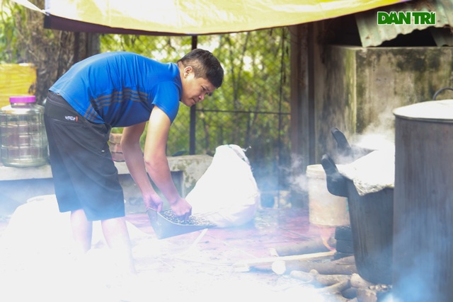 Người Hà Nội góp củi, gạo nấu hàng nghìn chiếc bánh chưng ủng hộ miền Trung - 14 Người Hà Nội góp củi, gạo nấu hàng nghìn chiếc bánh chưng ủng hộ miền Trung - 14