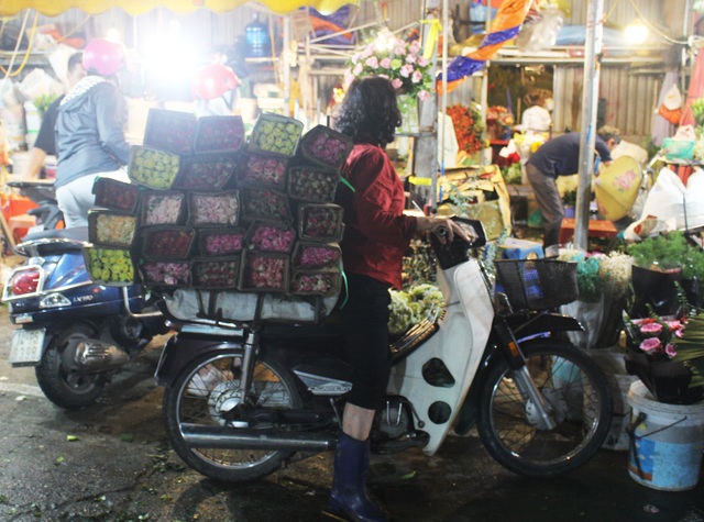 Nửa đêm, dân Thủ đô tấp nập đội mưa, kéo nhau đi mua hoa dịp 20/10 - 5 Nửa đêm, dân Thủ đô tấp nập đội mưa, kéo nhau đi mua hoa dịp 20/10 - 5
