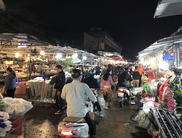 Nửa đêm, dân Thủ đô tấp nập đội mưa, kéo nhau đi mua hoa dịp 20/10 - 4 Nửa đêm, dân Thủ đô tấp nập đội mưa, kéo nhau đi mua hoa dịp 20/10 - 4