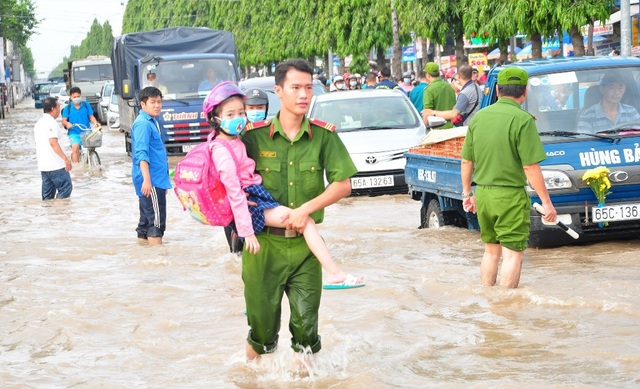 Can Tho street is as immense as a river, a torrent of vehicles - 10