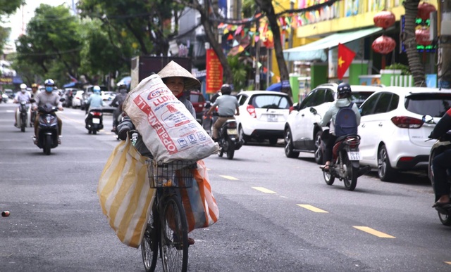 20/10, dáng tảo tần vẫn lặng lẽ mưu sinh trên phố - 8 20/10, dáng tảo tần vẫn lặng lẽ mưu sinh trên phố - 8