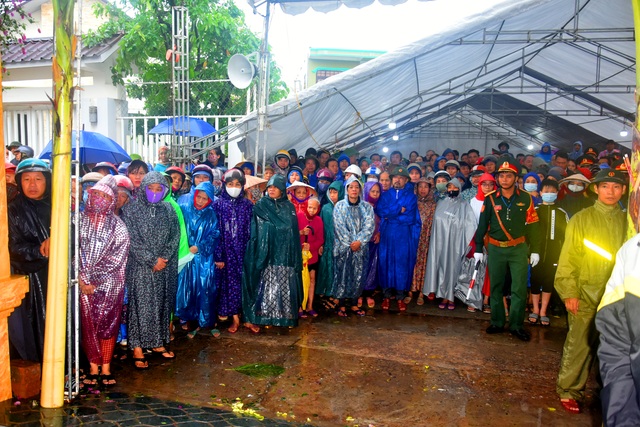 Đoàn người lặng lẽ dưới mưa, tiễn đưa Thiếu tướng Nguyễn Văn Man về đất mẹ - 1 Đoàn người lặng lẽ dưới mưa, tiễn đưa Thiếu tướng Nguyễn Văn Man về đất mẹ - 1