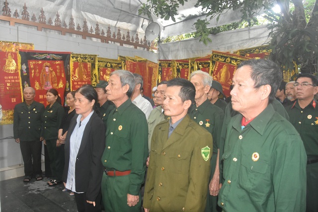 Đoàn người lặng lẽ dưới mưa, tiễn đưa Thiếu tướng Nguyễn Văn Man về đất mẹ - 5 Đoàn người lặng lẽ dưới mưa, tiễn đưa Thiếu tướng Nguyễn Văn Man về đất mẹ - 5