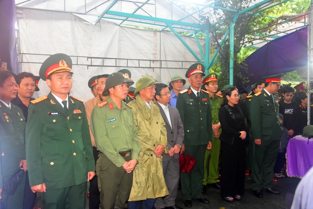 Đoàn người lặng lẽ dưới mưa, tiễn đưa Thiếu tướng Nguyễn Văn Man về đất mẹ - 3 Đoàn người lặng lẽ dưới mưa, tiễn đưa Thiếu tướng Nguyễn Văn Man về đất mẹ - 3