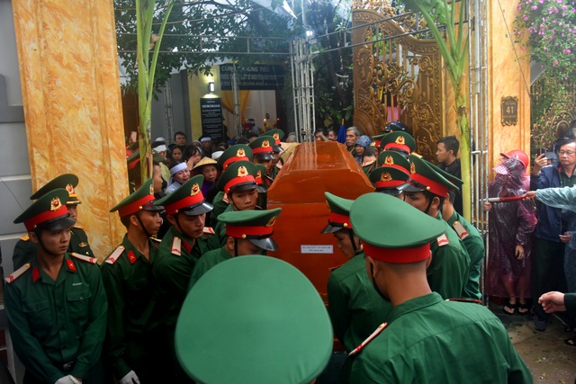 Đoàn người lặng lẽ dưới mưa, tiễn đưa Thiếu tướng Nguyễn Văn Man về đất mẹ - 7 Đoàn người lặng lẽ dưới mưa, tiễn đưa Thiếu tướng Nguyễn Văn Man về đất mẹ - 7