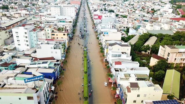 Can Tho street is immense like a river, the flow of vehicles is immense - 7