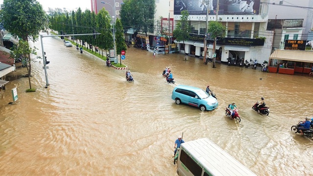 Can Tho street is immense like a river, a torrent of vehicles - 8