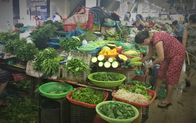 Mưa lũ kéo dài, rau xanh tại Đà Nẵng có nơi tăng 3-4 lần so với ngày thường - 1 Mưa lũ kéo dài, rau xanh tại Đà Nẵng có nơi tăng 3-4 lần so với ngày thường - 1