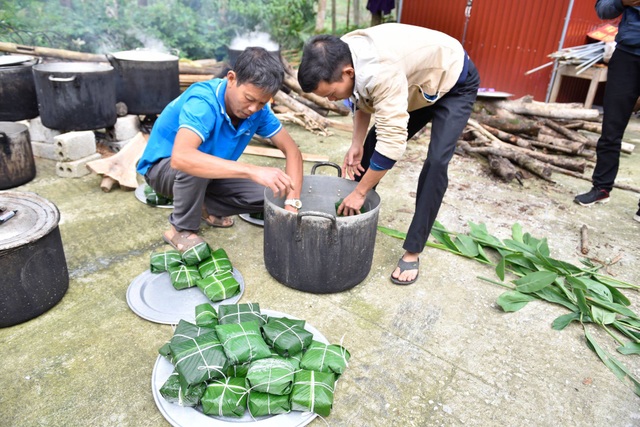 Hàng nghìn chiếc “bánh nghĩa tình” gửi vào miền Trung ruột thịt - 4 Hàng nghìn chiếc “bánh nghĩa tình” gửi vào miền Trung ruột thịt - 4