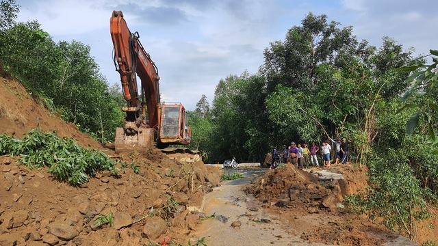 Mưa lớn gây sạt lở đèo Le, giao thông ách tắc - 2 Mưa lớn gây sạt lở đèo Le, giao thông ách tắc - 2
