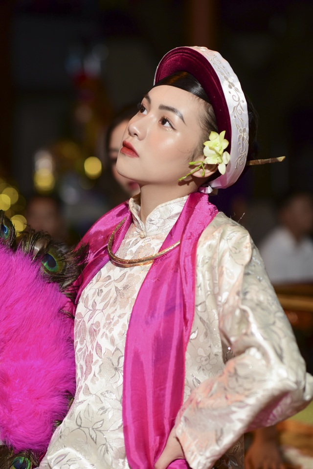 Vẻ đẹp hút hồn của “hot girl” hầu đồng xinh đẹp ở Hà Nội - 6 Vẻ đẹp hút hồn của “hot girl” hầu đồng xinh đẹp ở Hà Nội - 6